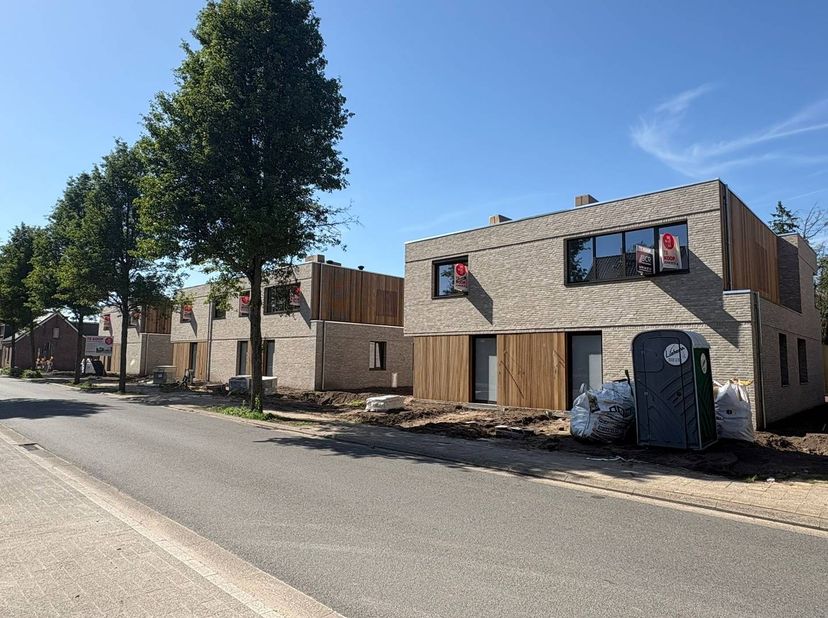 De nieuwbouwwoning biedt in zijn ontwerp een doordachte indeling die het comfort van het dagelijks leven verhogen.<br />
<br />
Bij het betreden van d