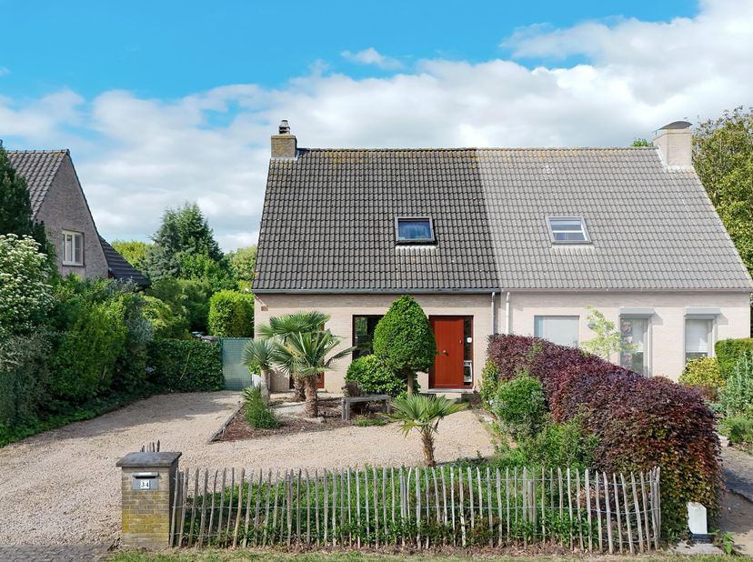 Rustig wonen met zonnige tuin in Mariakerke<br />
<br />
In een rustige en aangename woonwijk in Mariakerke bevindt zich deze degelijk gebouwde woning