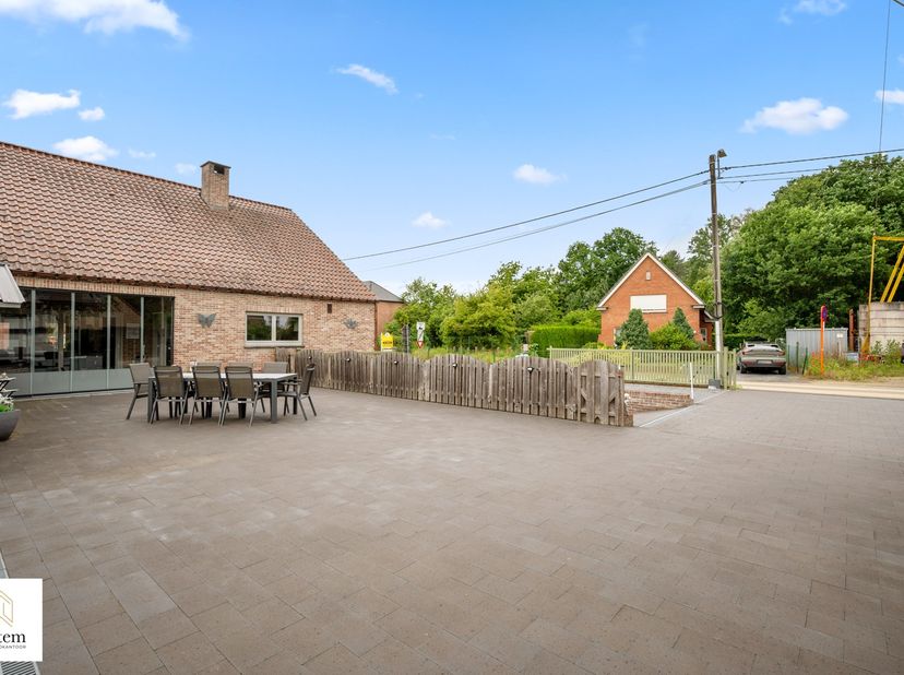 Prachtige instapklare villa met volledige onderkeldering op rustige en strategische ligging<br />
<br />
Bent u op zoek naar een stijlvolle villa waar