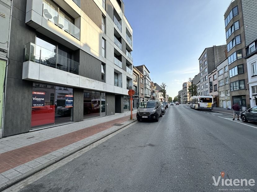 Veelzijdig handelsgelijkvloers met een bruikbare oppervlakte van 106 m² - commercieel gelegen langs een drukke toegangsweg naar het centrum van Oosten