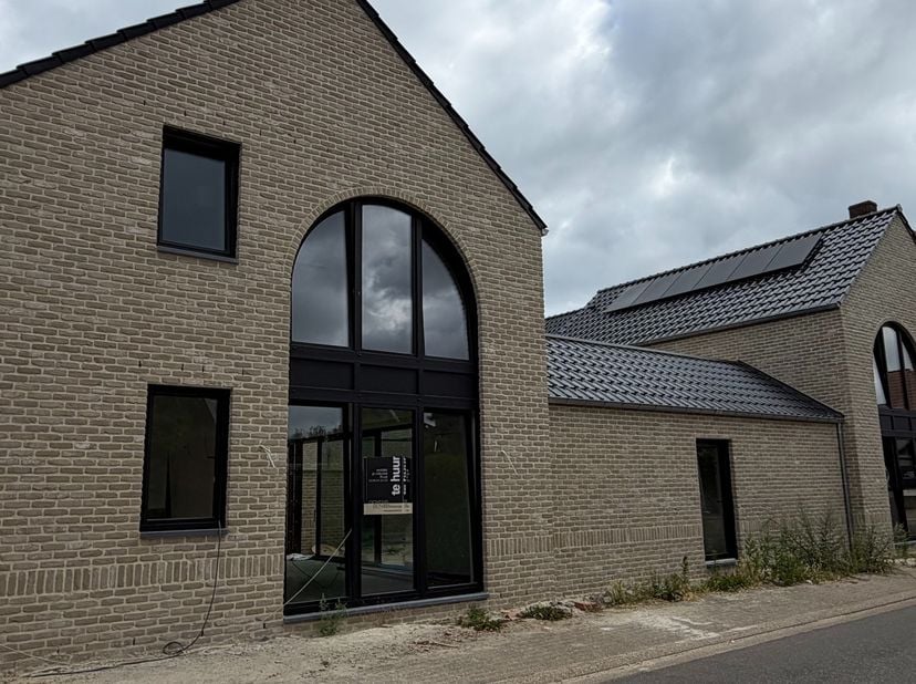 Rustig wonen op een unieke locatie nabij de Maas en de Maasplassen<br />
Aan de Maasstraat in Ophoven verrijst een kleinschalig woonproject bestaande