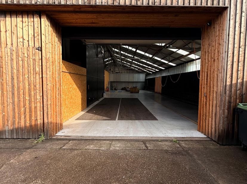Te koop <br />
Zeer gunstig gelegen KMO-unit van ca.576m² met 177m² buitenruimte op de industriezone “Campus Coppens” in Brasschaat. Vlot bereikbaar v