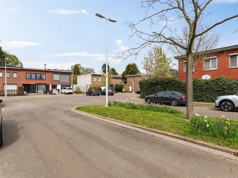 Karaktervolle woning (151m²) voorzien van drie slaapkamers met aangelegde tuin op een perceel van 283m² nabij Fort 5<br />
Ligging Deze charmante woni