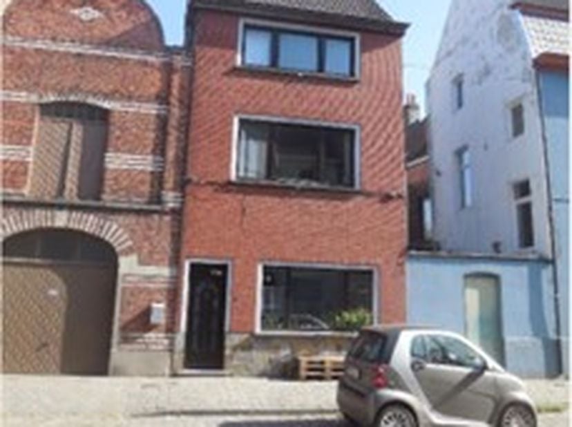 WOONHUIS IN HIPPE BUURT -<br />
Onmiddellijk bewoonbaar woonhuis gelegen aan de historische Voorhaven in GENT, op een steenworp van het centrum (fiets