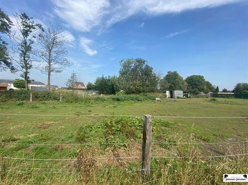 Bouwgrond voor een open bebouwing, opp. perceel  1517m²<br />
Centraal gelegen bouwgrond in Wuustwezel is een verkaveling van 3 bouwgronden. Het gaat