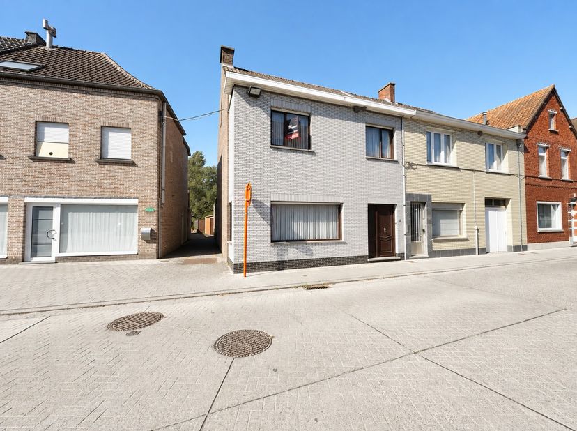 Lichtrijke en ruime halfopen bebouwing, gunstig gelegen nabij de E40 en toch in een rustige omgeving in het gezellige Ruiselede. Deze woning vormt een