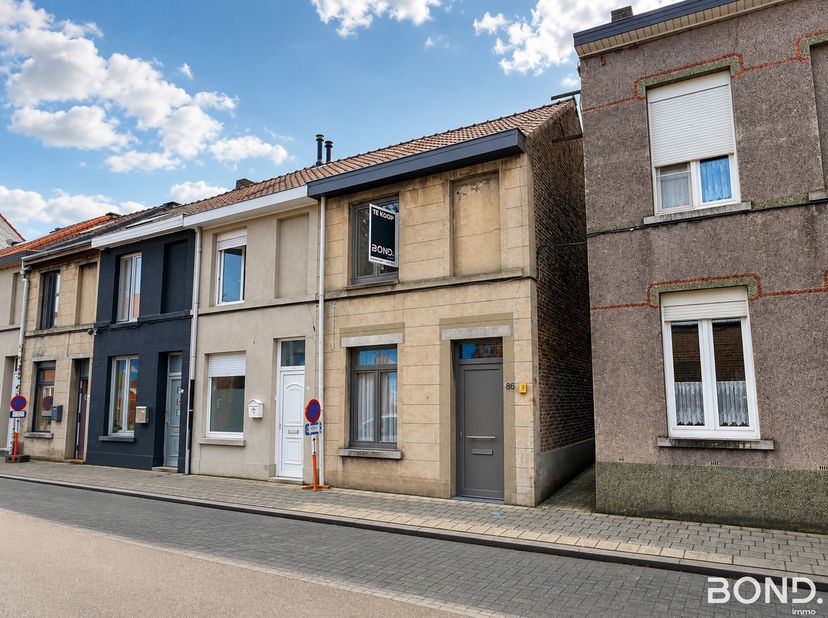 Vlakbij station Leuven en verschillende scholen bieden we deze te renoveren RIJWONING aan met koer. De woning omvat op het gelijkvloers een kleine ink