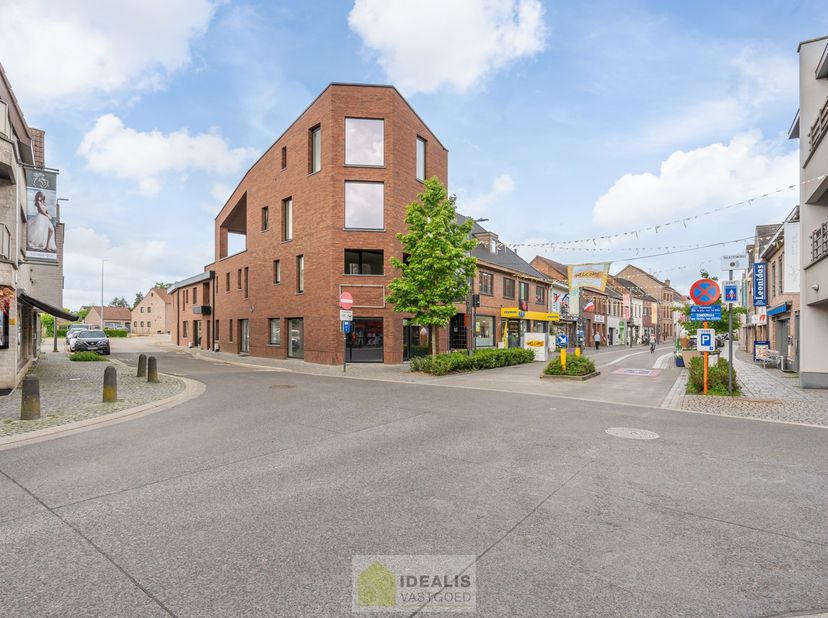 IDEALIS VASTGOED - HANDELSRUIMTE MET TAL VAN MOGELIJKHEDEN OP EEN TOPLOCATIE IN HET CENTRUM VAN PEER! Dit handelspand van +- 92m² is gelegen op de mee