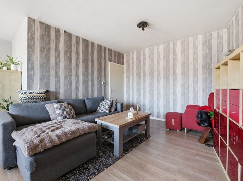 Bent u op zoek naar een comfortabel appartement met een gunstige energiescore en een uitstekende ligging? Dan is dit ruime appartement aan de Ridderss