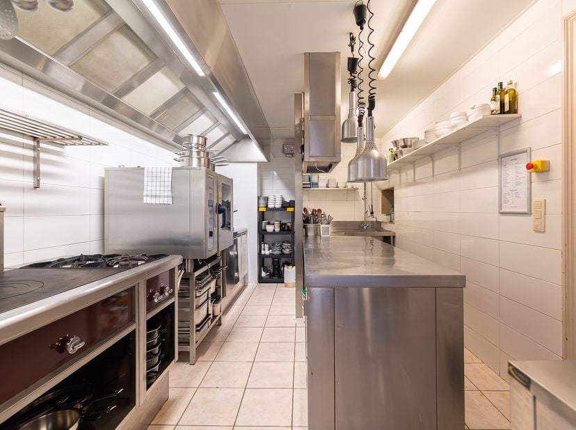 In de onmiddellijke nabijheid van het centrum van Ath heeft dit elegante herenhuis, gelegen op een terrein van meer dan 20 are, een volledige renovati