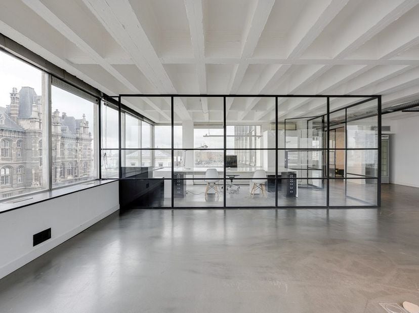 Ce loft de bureau élégant est situé dans un emplacement A absolu au MAS, au cœur du dynamique Eilandje. La propriété est située à l'angle de Tavernier