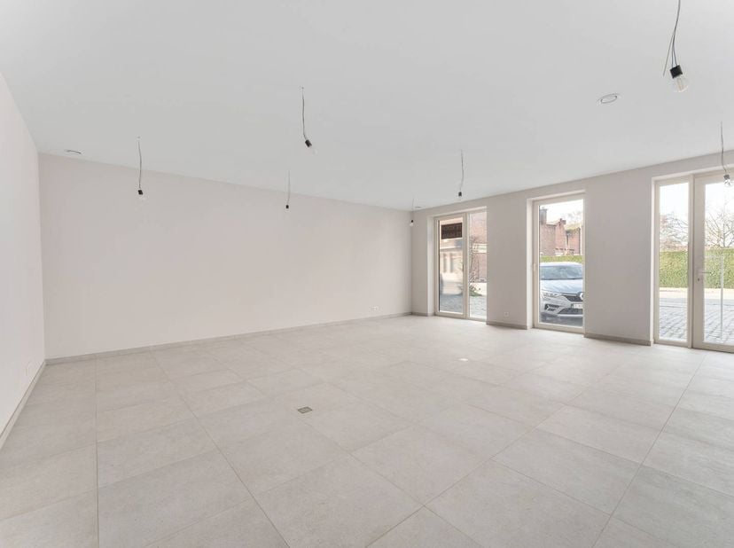 Deze gelijkvloerse handelsruimte van 76m² op commerciële ligging is te koop in Vichte. Het handelspand is gelegen in residentie Rembrandt en werd voll