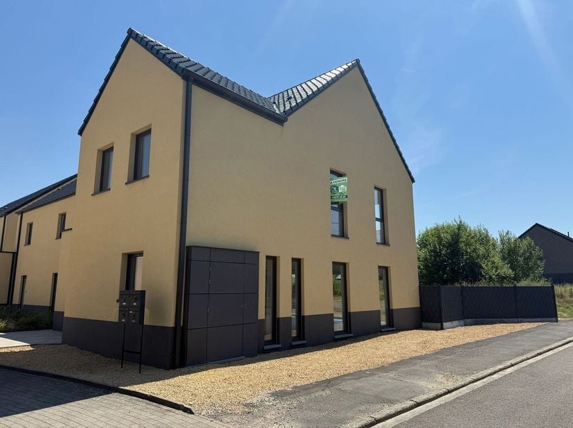 Au rez-de-chaussée, une entrée avec toilette, un hall avec espace vestiaire qui dessert une buanderie et un spacieux séjour en L avec coin cuisine à a