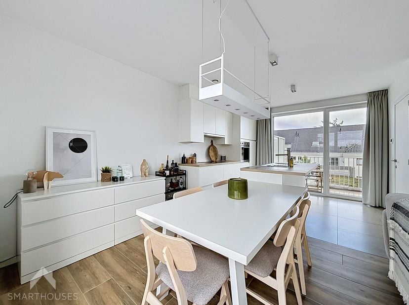 Dit recent appartement geniet van een rustige ligging en bevindt zich tegelijk op korte afstand van het centrum en alle dagelijkse voorzieningen. Via