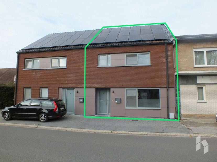 Woning met 2 slaapkamers, een ruim terras en carport in Lommel!<br />
BIJZONDERHEDEN:<br />
- Ruime en lichte leefkeuken;<br />
- carport aanwezig;<br