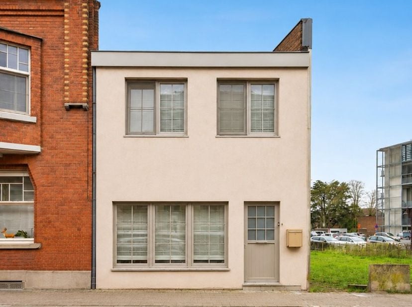 Ontdek deze charmante en goed onderhouden woning op een centrale ligging in Zottegem, op korte afstand van winkels, scholen, openbaar vervoer en het z