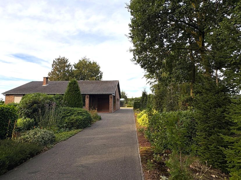 Woning op 3.488 m² met volledige privacy in landelijke omgeving<br />
<br />
Deze vergunde zonevreemde woning ligt centraal op een perceel van maar li