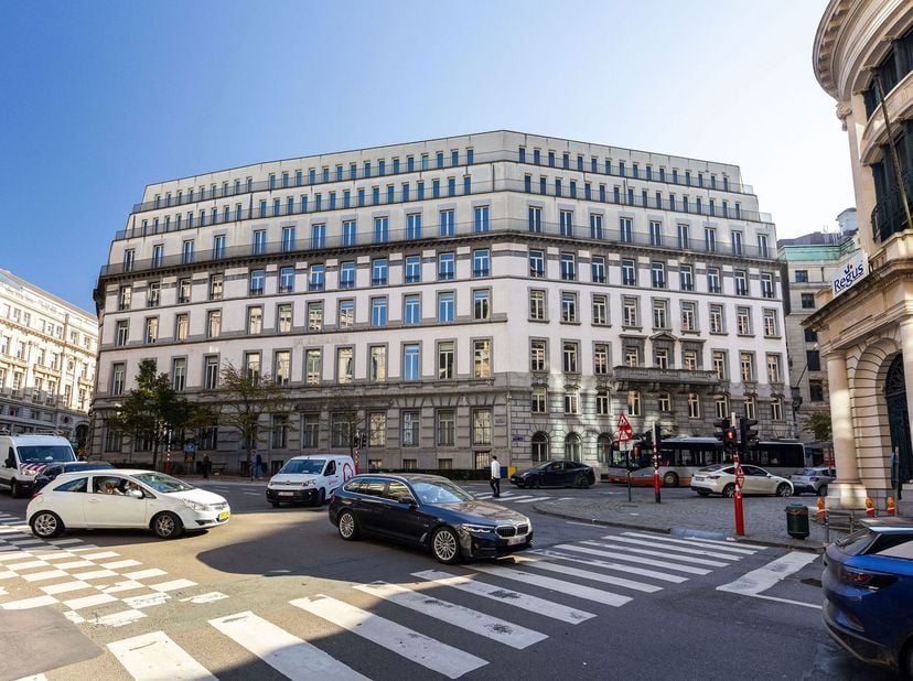 Brussel-Centrum | Mooi modulair kantoorplatform<br />
Gemakkelijke toegang en comfortabele omgeving<br />
LOCATIE:<br />
Zeer goede ligging vlakbij he