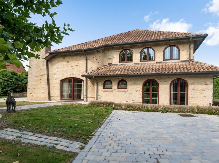 Karaktervolle villa met binnenzwembad op een perceel van 3260m². <br />
<br />
Deze ruime, vrijstaande villa werd gebouwd in 2001 en is twee jaar ge