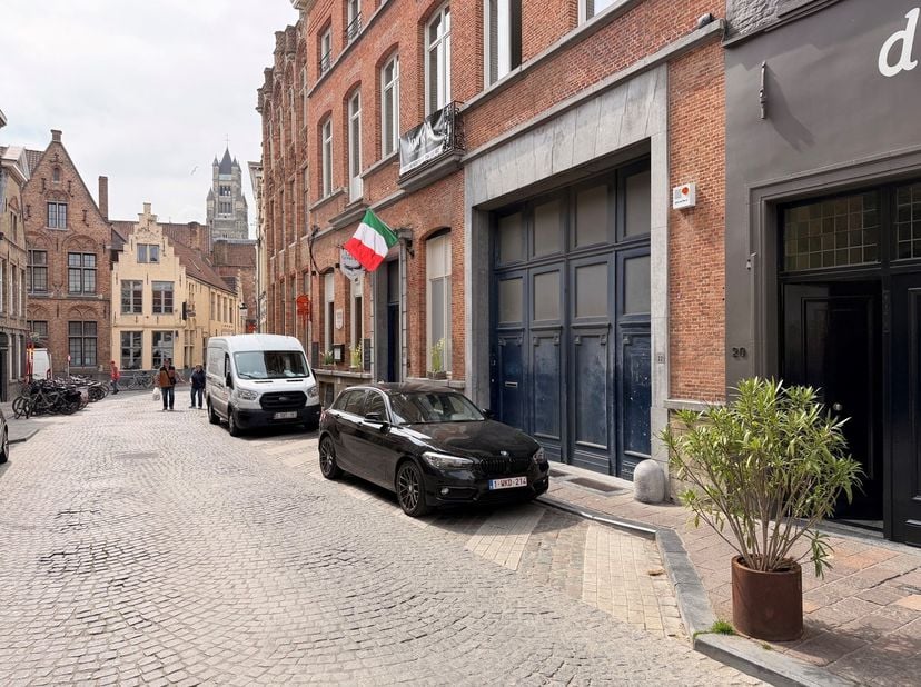Op een absolute toplocatie in het historische centrum van Brugge bieden wij dit uitzonderlijke handelspand van maar liefst 570 m² gelijkvloerse opperv