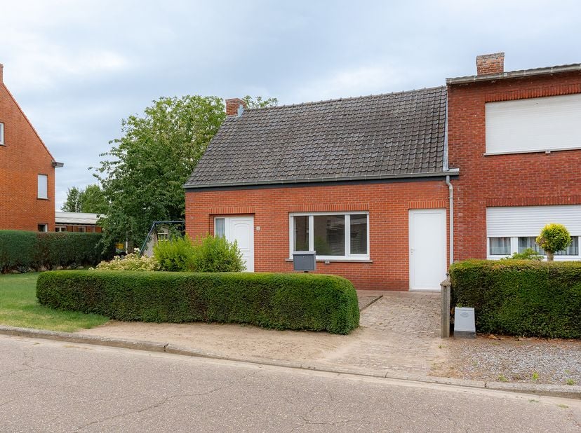 RUSTIG GELEGEN, TE RENOVEREN WONING -<br />
<br />
Indeling:<br />
- kelder;<br />
- gelijkvloers: inkomhal, living, eetkamer, keuken, berging en tuin