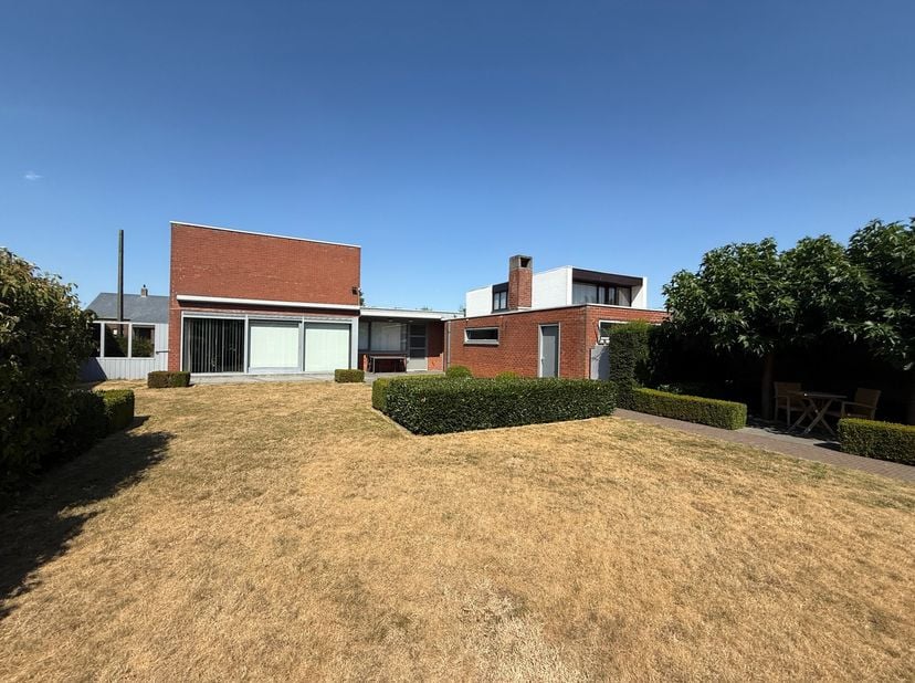 In de Wilgenlaan nabij het centrum van Kortemark, treffen we deze woning met 3 slaapkamers en aparte&amp;nbsp;garage.<br />
De woning omvat een inkomhal m