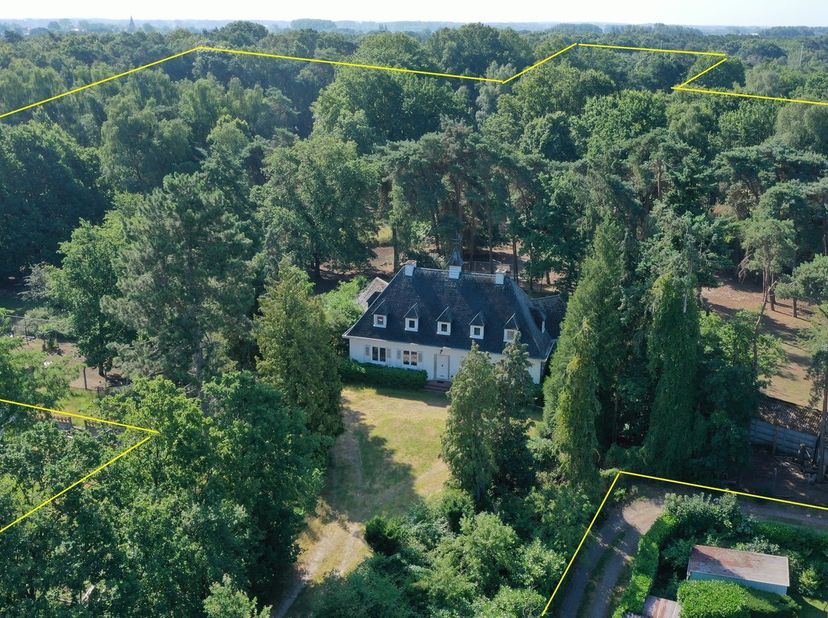 Deze villa of in de volksmond " Het kasteel van de burgemeester" is gelegen op een totale grondoppervlakte van&amp;nbsp; 2 ha 52 are en 19 ca.<br />
De gr
