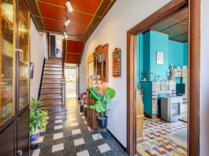 Deze karaktervolle woning biedt vandaag 3 volwaardige slaapkamers, met de mogelijkheid om eenvoudig een 4de slaapkamer te creëren.<br />
Op het gelijk