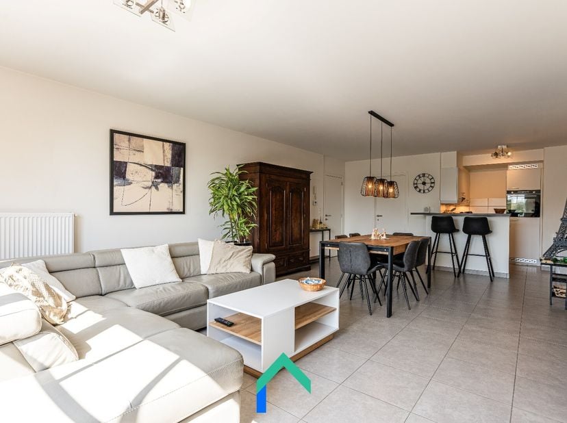 Ligging<br />
In het centrum van Zeveneken bevindt zich dit recent gebouwde en instapklare appartement. Dankzij de strategische ligging langs de N70 g