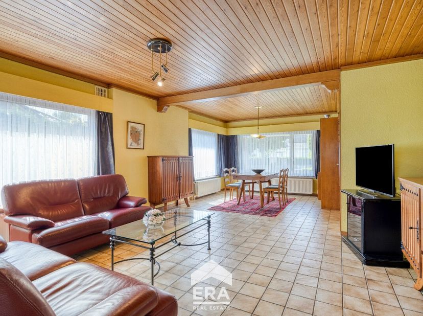 Deze open bebouwing in Maaseik ligt op een uitzonderlijk breed perceel van 1.330 m², omringd door groen en rust. Tegelijk geniet je van een vlotte ber