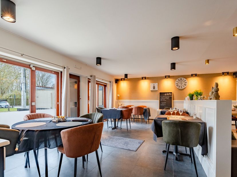 Bent u op zoek naar een eigendom waar wonen en ondernemen perfect samengaan? Dan is deze unieke woning beslist een bezoek waard. Deze veelzijdige eige
