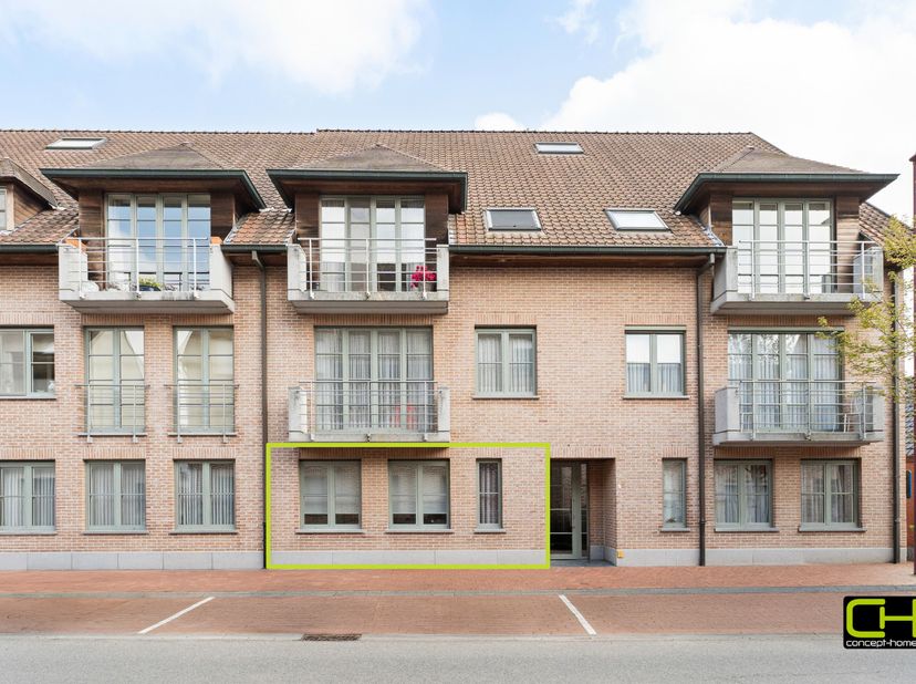 Centrum Landegem een gezellig twee slaapkamer appartement op het gelijkvloers met mooi terras en privé parkeerplaats.&amp;nbsp; Het appartement geniet van