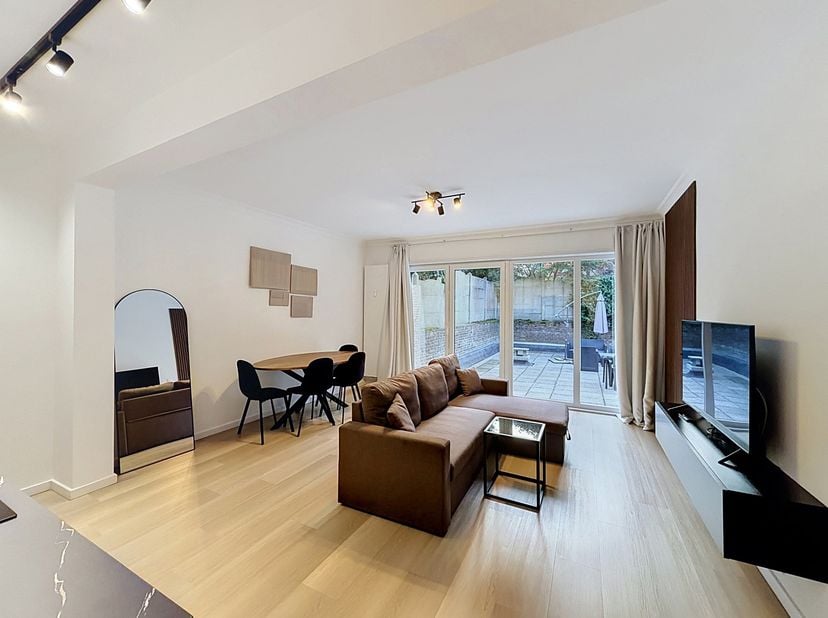 Entre Georges Henri et le quartier des Constellations, à proximité du square Meudon, superbe appartement MEUBLÉ une chambre de ± 50m² avec grand jardi