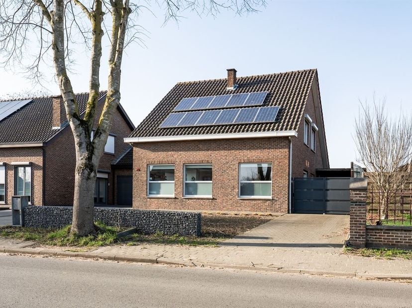 Instapklare gezinswoning met 5 slaapkamers, afgewerkte zolder en gezellige tuin.<br />
Ligging:<br />
Deze ruime woning is gelegen in de Oude Molenstr