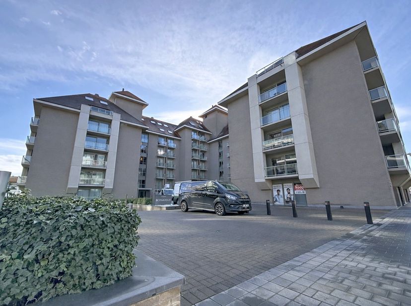 Ce duplex prêt à emménager est situé aux cinquième et sixième étages et dispose de deux grandes terrasses ensoleillées. Idéalement situé à Nieuport, à