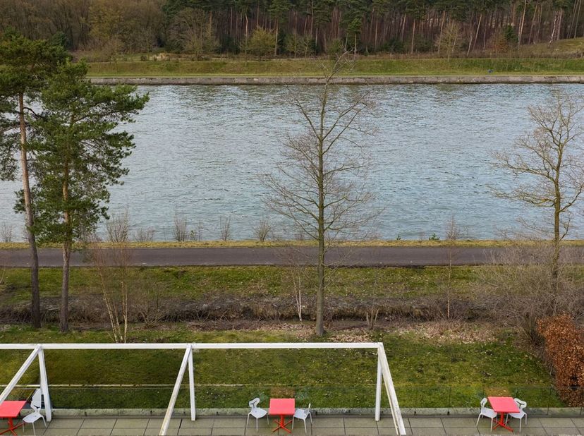 Exclusieve energiezuinige loft met 4 slaapkamers op toplocatie aan water en natuur.<br />
Exclusieve energiezuinige loft van 360 m², ontworpen door ar