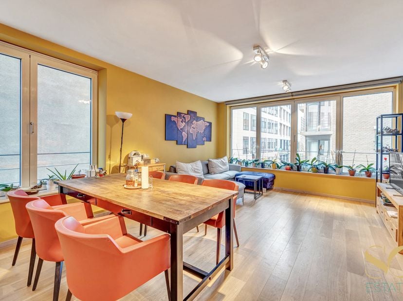 Nous avons le plaisir de vous présenter cet appartement deux chambres situé à Bruxelles, rue Saint-Pierre 63, au sein d’un immeuble moderne construit