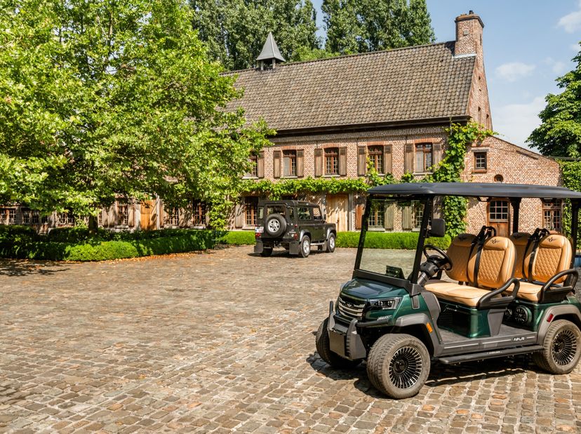 Omringd door groen bevindt zich deze uitzonderlijke en authentieke vierkantshoeve op een perceel van maar liefst 27.546 m², een unieke eigendom waar k