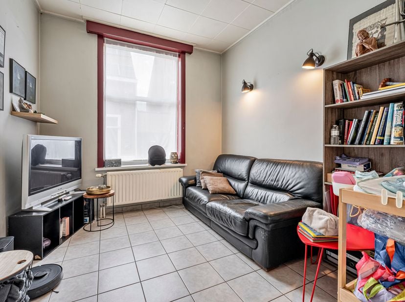 Knusse woning met 2 slaapkamers en tuin te koop in Wevelgem<br />
Je betreedt de woning via de inkomhal en komt vervolgens in de gezellige leefruimte