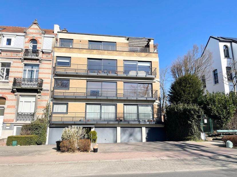 WOLUWE-SAINT-PIERRE, bij de Tervurenlaan en de Mellaertsvijvers. Zeer mooi APPARTEMENT (3bed/2bath) van 180 m&amp;sup2; met een groot terras en een garage
