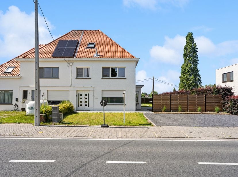 Energiezuinige instapklare woning te koop met 5 slaapkamers.<br />
Bij het binnenkomen word je verwelkomd in een ruime inkomhal die toegang biedt tot