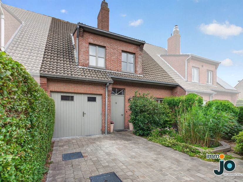 Op de grens tussen Bredene en Oostende bevindt zich deze instapklare rijwoning met drie volwaardige slaapkamers, een onderhoudsvriendelijke tuin en ee