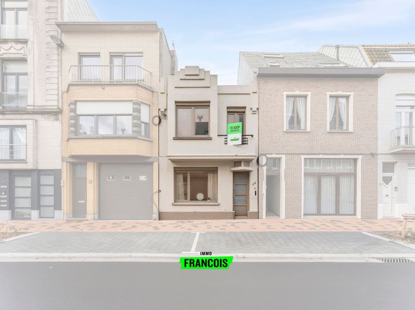 In het centrum van Blankenberge treffen we deze charmante en instapklare rijwoning aan, afgewerkt in een modern landelijke stijl die warmte en comfort