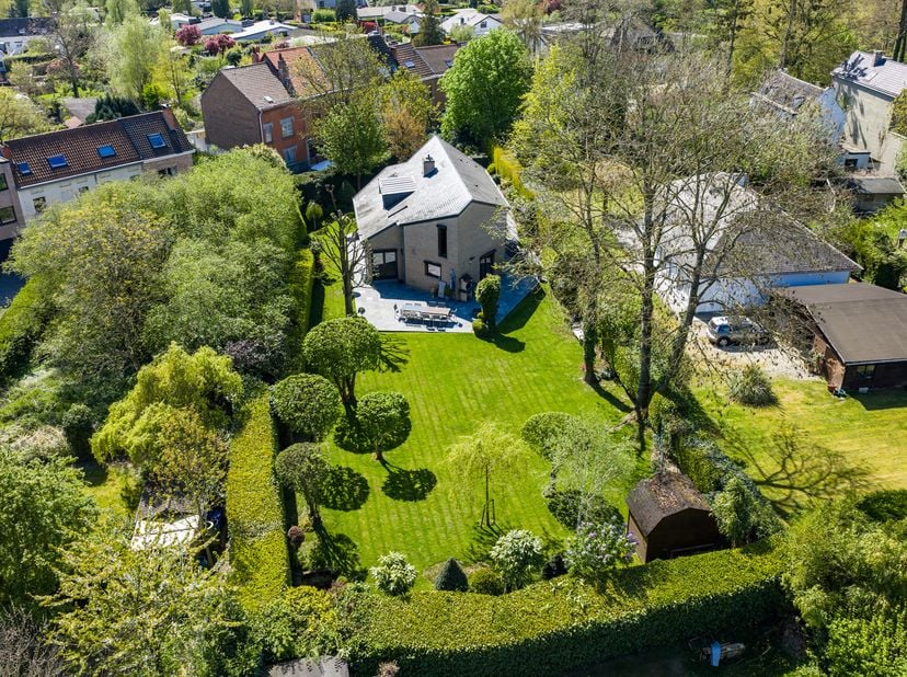Linkebeek – Wijnbrondal, charmante VILLA (4SLPK/2BADK/GARAGE) van ± 360 m², gebouwd in 1990 op een perceel van 12 are 09 ca, goed georiënteerd en in u
