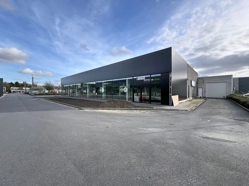 Benaderende OPPERVLAKTEN:<br />
Winkelruimte: ± 450m²<br />
Voldoende gemeenschappelijke parkeerplaatsen.&amp;nbsp;<br />
<br />
INDELING:<br />
Open wink