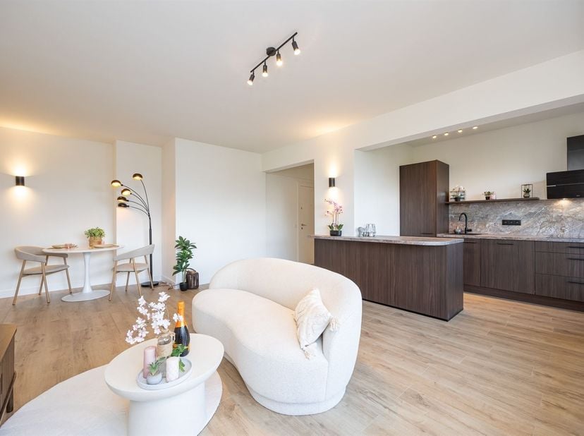 Ontdek dit prachtig gerenoveerd appartement op de 8e verdieping, gelegen aan de begeerde Fruithoflaan. Dankzij de lift bereikt u moeiteloos dit lichtr