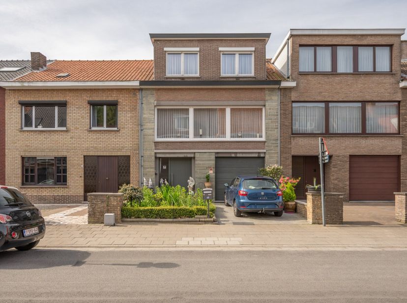 Op zoek naar een woning met veel ruimte en tal van mogelijkheden op een gegeerde locatie? Deze ruime gezinswoning is gelegen in een rustige straat in