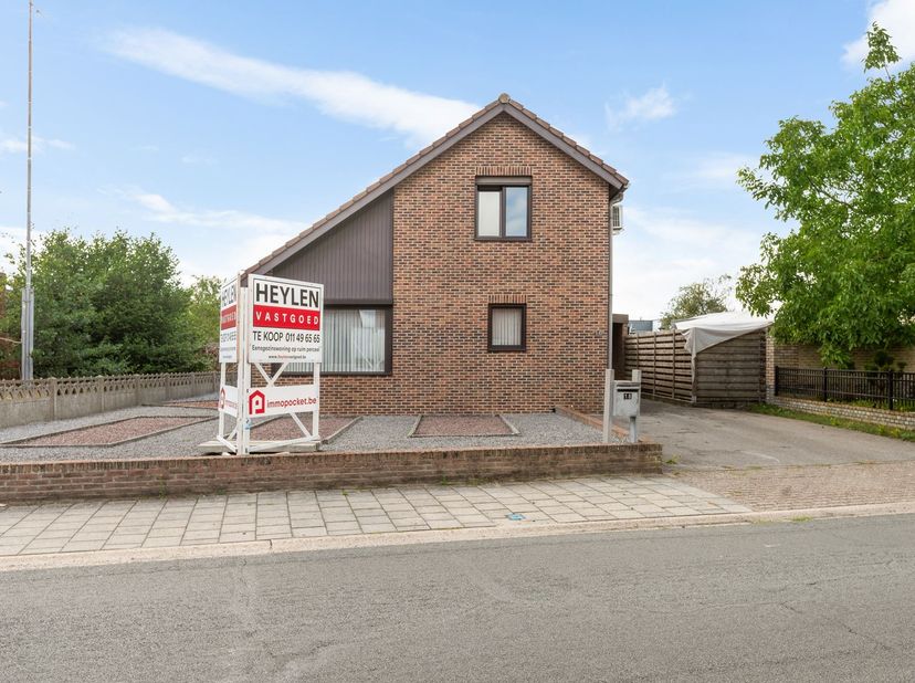 We betreden de woning via de inkomhal, die toegang biedt tot de verschillende leefruimtes. Op het gelijkvloers bevinden zich de leef- en eetruimte met