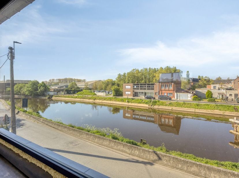 Bent u op zoek naar een moderne woning die u volledig naar eigen smaak kan afwerken? Dan is deze casco nieuwbouwwoning precies wat u zoekt! Gelegen op