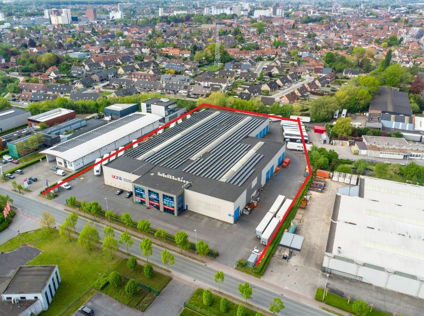 Bâtiment commercial d'environ 6 617 m² dans la zone industrielle E403-7-Z1 Haven à Roulers.<br />
<br />
Superficie du terrain : env. 14 880 m²<br />